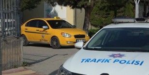 5 yerinden bıçaklanan taksicinin meslektaşları kontak kapattı
