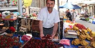 Aydın’da pazar tezgahları kırmızıya boyandı
