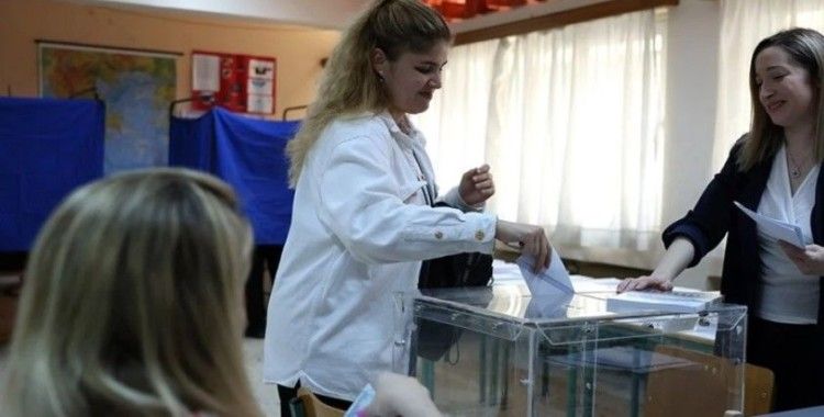 Yunanistan'da seçmenler genel seçim için sandık başında
