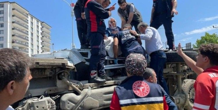 Siirt’te kamyonet ile otomobil çarpıştı: 2'si çocuk 7 yaralı