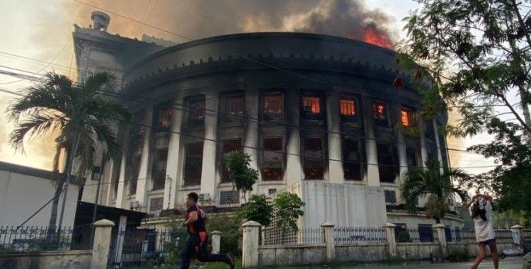 Filipinler'in tarihi posta binasında yangın