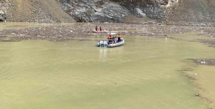 Çoruh nehrinde kaybolan sürücü botlarla aranıyor
