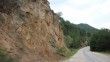 Bilecik-İnhisar karayolunda yarılan kaya parçası tehlike saçıyor
