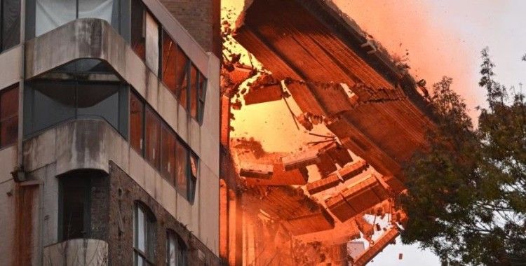 Alevlerin sardığı binanın duvarı bir anda yıkıldı
