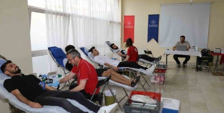 Üniversiteli gençler kan bağışına dikkat çekti
