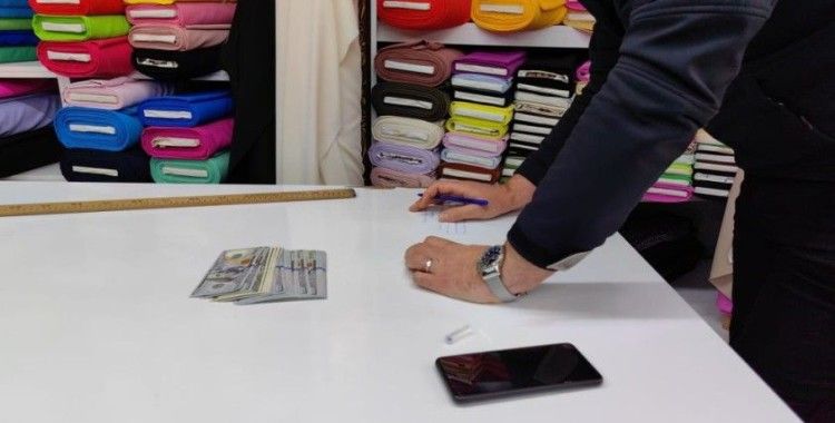 Sokakta bulduğu dolarları sahibine ulaştırdı