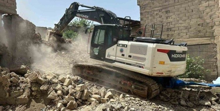 Siirt’te metruk binaların yıkımı sürüyor
