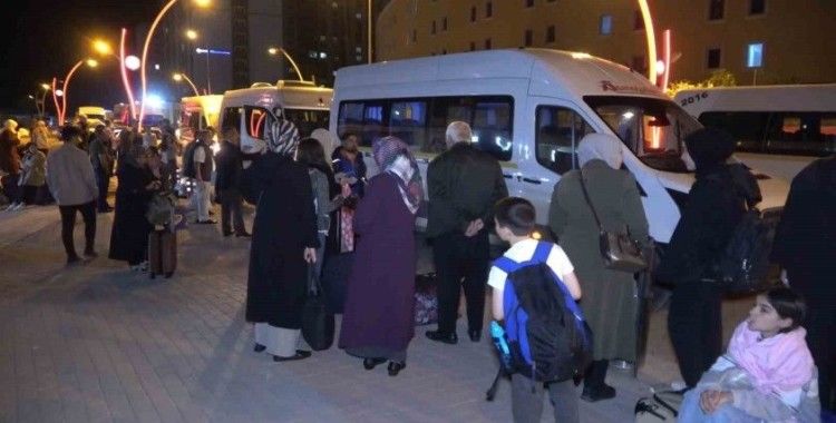 Depremzedeler sandık için geri dönüyor: Seçime saatler kala yola çıktılar
