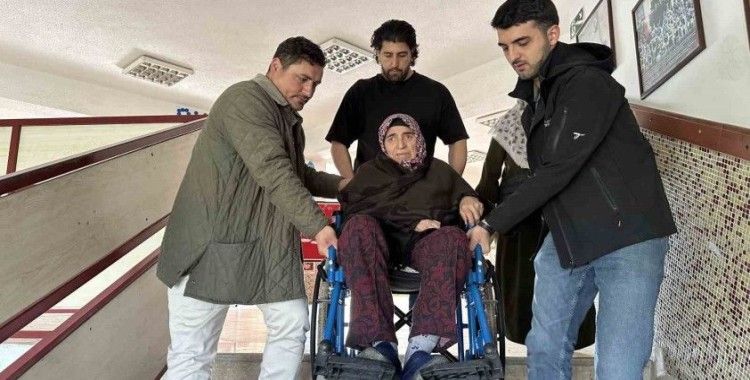 Şehit eşi tekerlekli sandalye ile sandık başına taşındı
