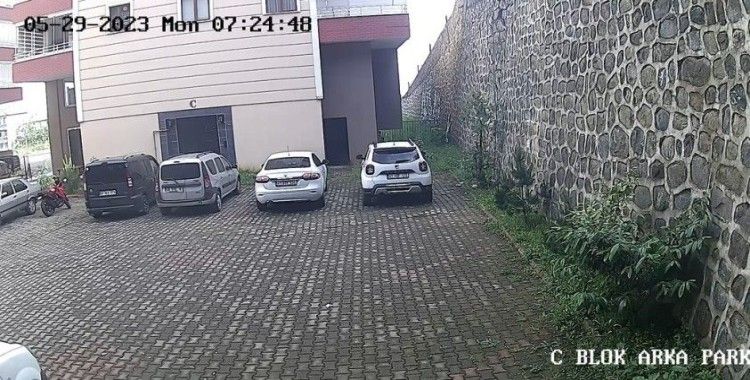 Trabzon’da bir sitenin istinat duvarı böyle çöktü, o anlar güvenlik kamerasına yansıdı

