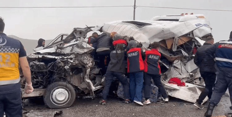 Sivas'ta minibüs ile tır çarpıştı: 3 ölü, çok sayıda yaralı var