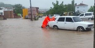 Bilecik’te sağanak yağış sonrası alt geçitte araç içinde mahsur kalan 6 kişi kurtarıldı

