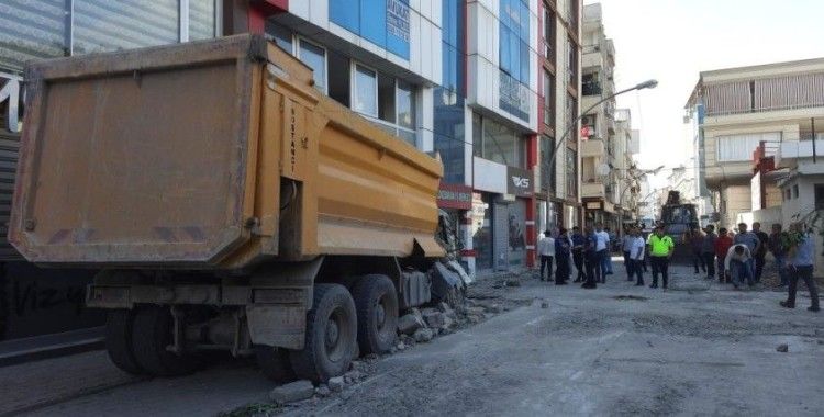 Kontrollü yıkılan minare kamyon ve iş yerlerine zarar verdi