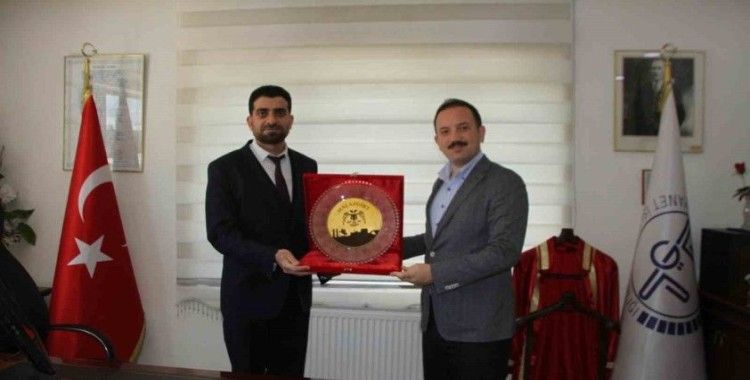 Kaymakam Bayram’dan Müftü Demirtaş’a plaket
