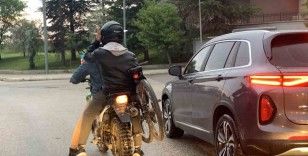 Plakasız motosikletle tehlikeli yolculuk
