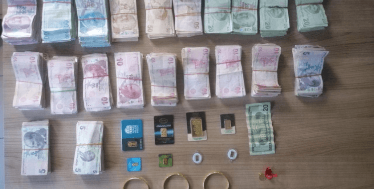 Yaşlı kadının unuttuğu para dolu poşet, polis ekipleri tarafından bulundu