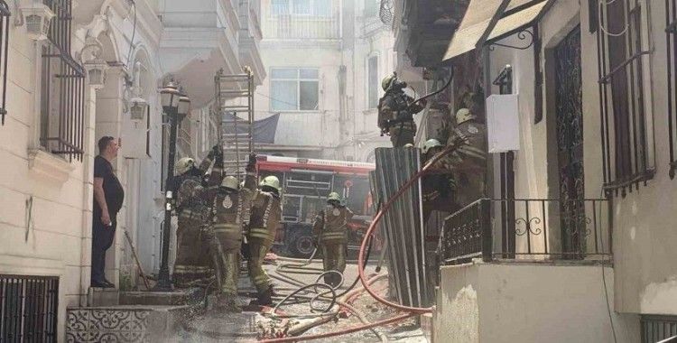 Beyoğlu’nda metruk binada korkutan yangın
