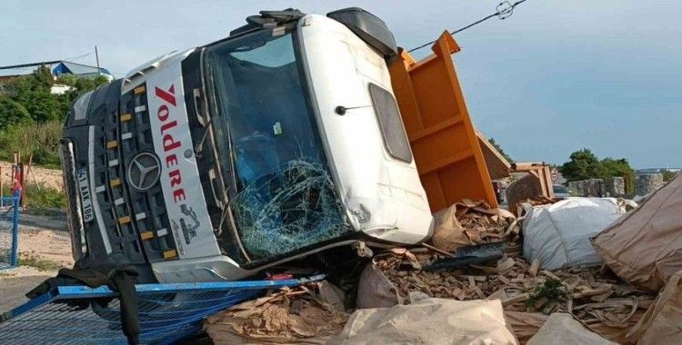 Lastiği patlayan hafriyat kamyonu başka bir araca çarpıp devrildi
