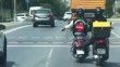 Küçükçekmece’de tehlikeli yolculuk kamerada: Benzini biten motosikleti ayağıyla itti
