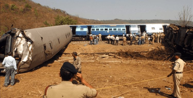 Hindistan'da meydana gelen tren kazasında ölü sayısı 171'e yükseldi