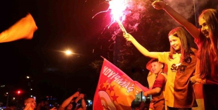 Erzincan’da Galatasaray taraftarları meydanı panayır alanına çevirdi

