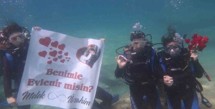 Fethiye’de deniz altında afişli evlilik teklifi
