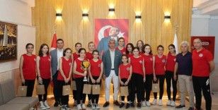 Marmaris Belediye Başkanı Oktay, başarılı sporcuları ağırladı
