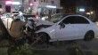 Kadıköy’de kontrolden çıkan araç kaldırımdaki ağaca çarptı: 1 yaralı
