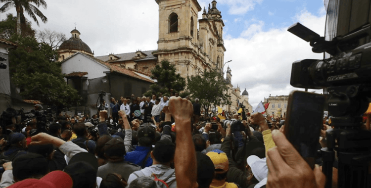Kolombiya'da binlerce kişi Cumhurbaşkanı Petro'nun reformlarına destek için yürüdü