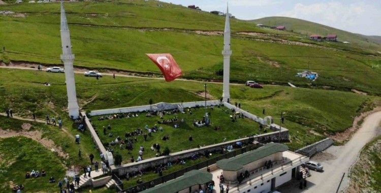 Üstü açık camide 562 yıldır çimen üzerinde Cuma namazı kılınıyor
