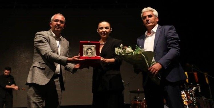 Geceye damgasını vuran Fatma Turgut sahne performansıyla büyüledi
