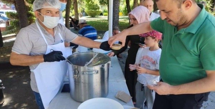 Gediz Belediyesinden vatandaşlara aşure ikramı
