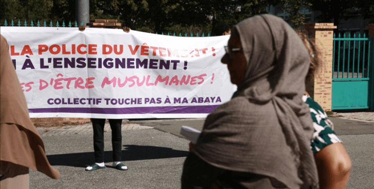 Fransa'da 3 sendika, okullardaki abaya yasağını Danıştay'a taşıdı