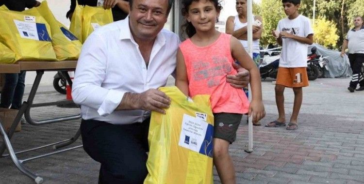 Kuşadası Belediyesi’nden ihtiyaç sahibi öğrencilere kırtasiye desteği
