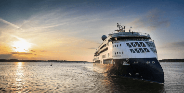 Lüks yolcu gemisi Grönland'de karaya oturdu