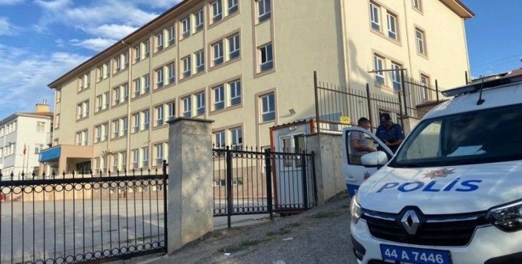 Malatya’da polis ekipleri okul önlerinde denetim yaptı
