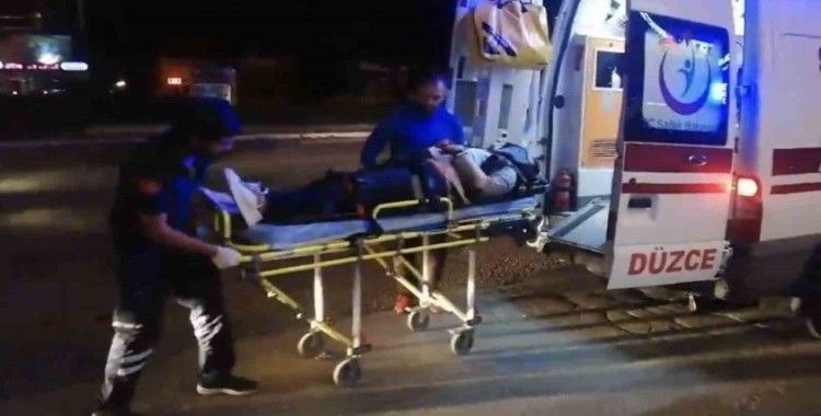 Motosiklet otomobile çarpıp dükkana girdi: 2 yaralı
