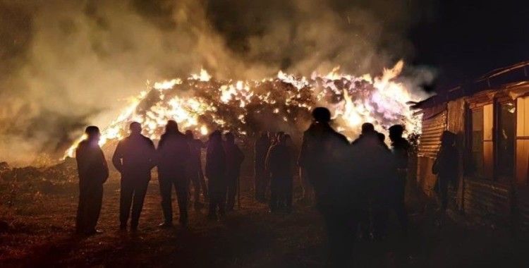 Çankırı'da 6 bin saman balyası küle döndü