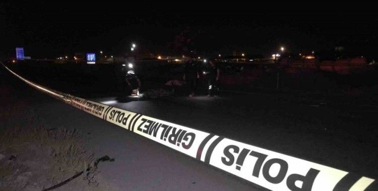 Yolcu indiren araca kamyon çarptı: Kasadan savrulan 2 kişi öldü, 8 kişi yaralandı
