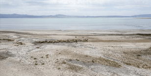 Van Gölü kuraklık nedeniyle küçülmeye devam ediyor