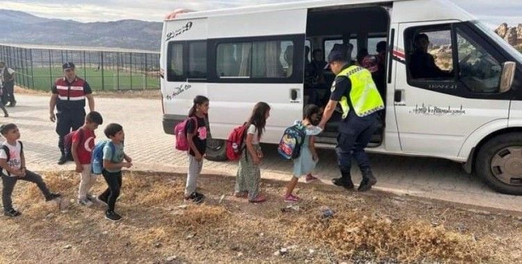 Jandarma ve polis ekipleri öğrencilerin okullarına güvenli gitmelerini sağlıyor
