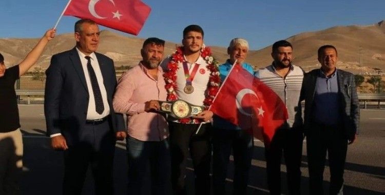 Dünya şampiyonuna Niğde’de coşkulu karşılama
