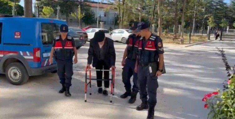 Karısını öldürdüğü iddia edilen 89 yaşındaki şüpheli adliyeye 4 ayaklı bastonla getirildi