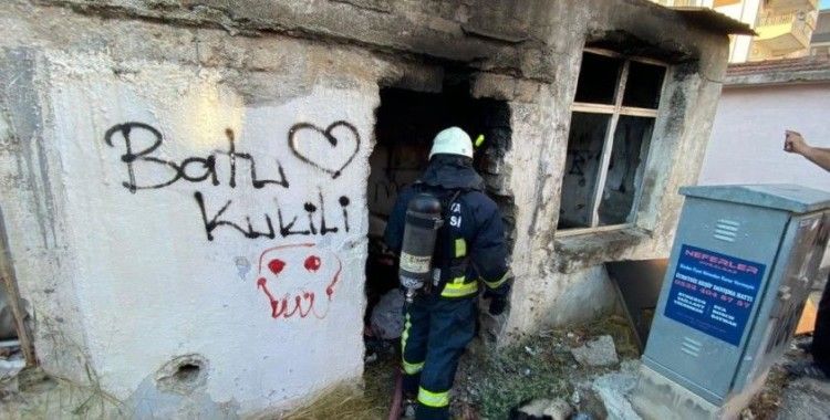 Sokaktan binbir emekle topladıkları yandı, gözyaşlarını tutamadı