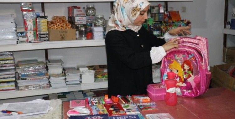 Depremzede öğrencilere kırtasiye yardımı