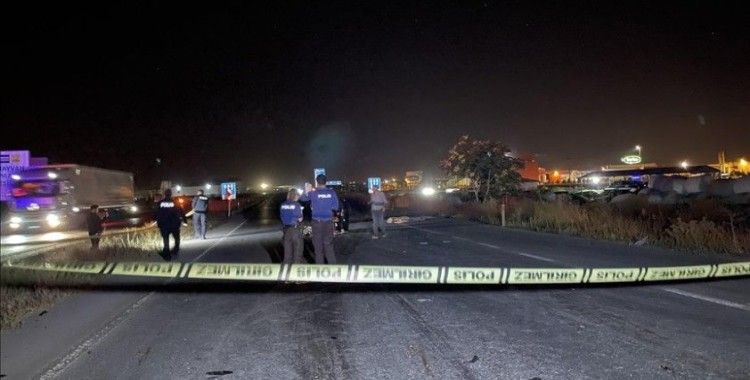 Konya'da iki kamyon ve bir otomobilin karıştığı kazada 2 kişi öldü, 8 kişi yaralandı