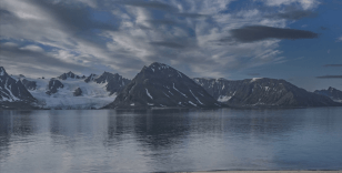 Grönland’ın kuzeydoğusunda mahsur kalan lüks yolcu gemisi kurtarılmayı bekliyor