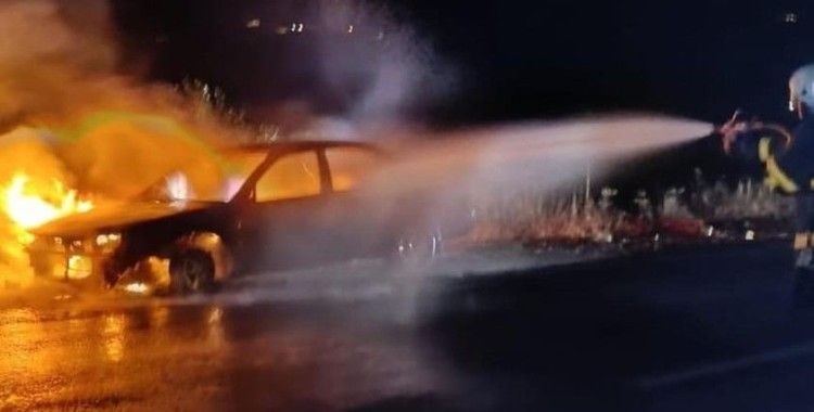Seyir halindeki otomobil alev alev yandı