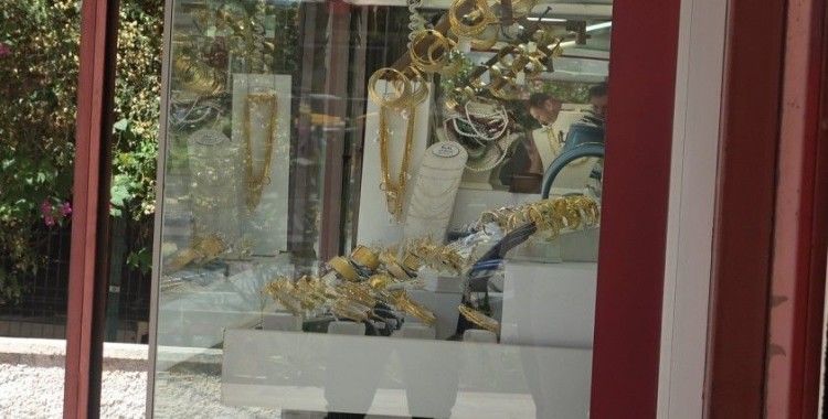 Kuyumcuya sahte altın satmaya çalıştılar, ‘polis’ lafını duyunca topukladılar
