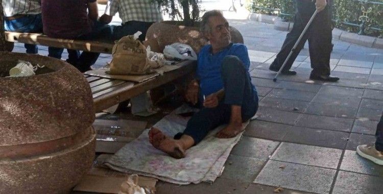 Bu adam yaklaşık 2 aydır sokakta kalıyor

